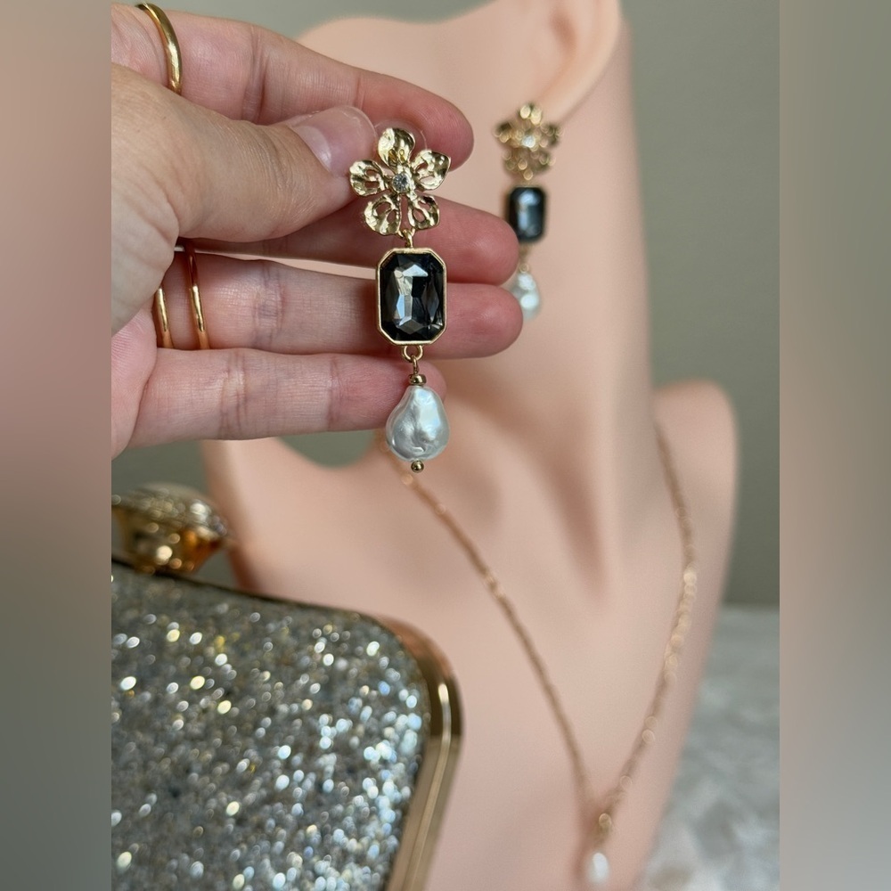 Elegant Gold and Black Drop Earrings - Picture 7 of 9